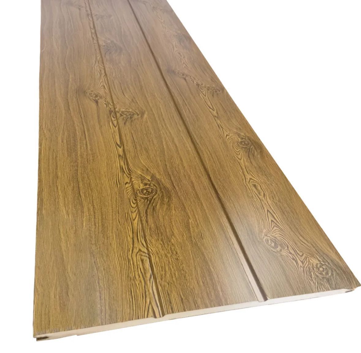 Revestimiento de aspecto madera en tonos marrones, con vetas y ranuras de madera visibles, probablemente para uso interior.