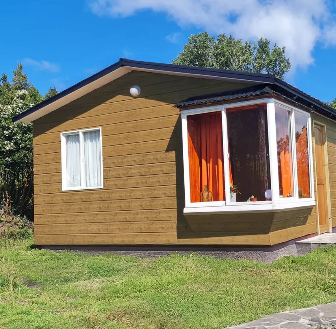 Revestimiento de aspecto madera en tonos marrones, con vetas y ranuras de madera visibles, probablemente para uso interior.