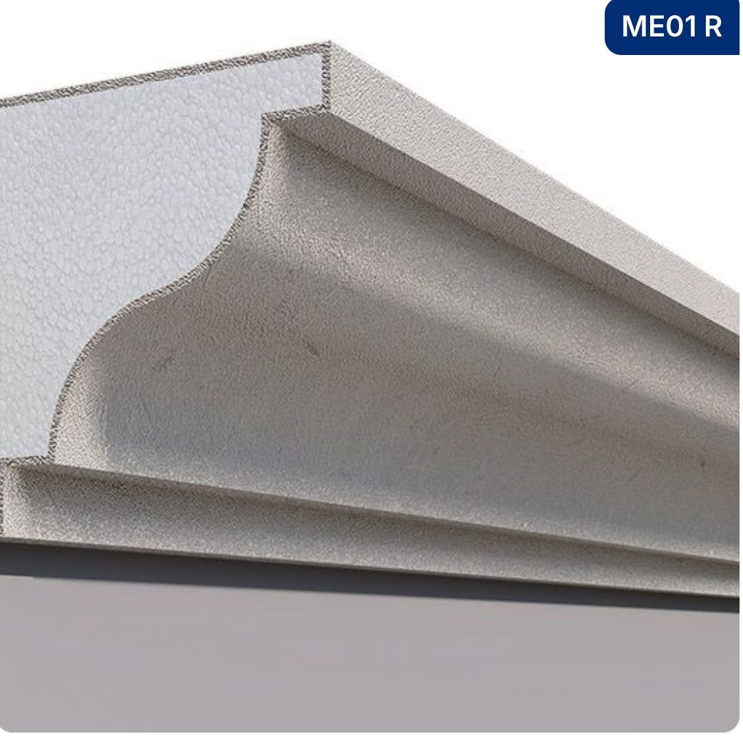 Moldura de corona decorativa blanca, vista de cerca.