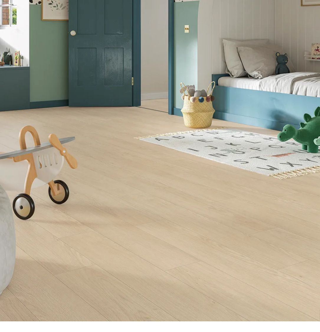 Revestimiento de madera color beige claro, veta vertical.