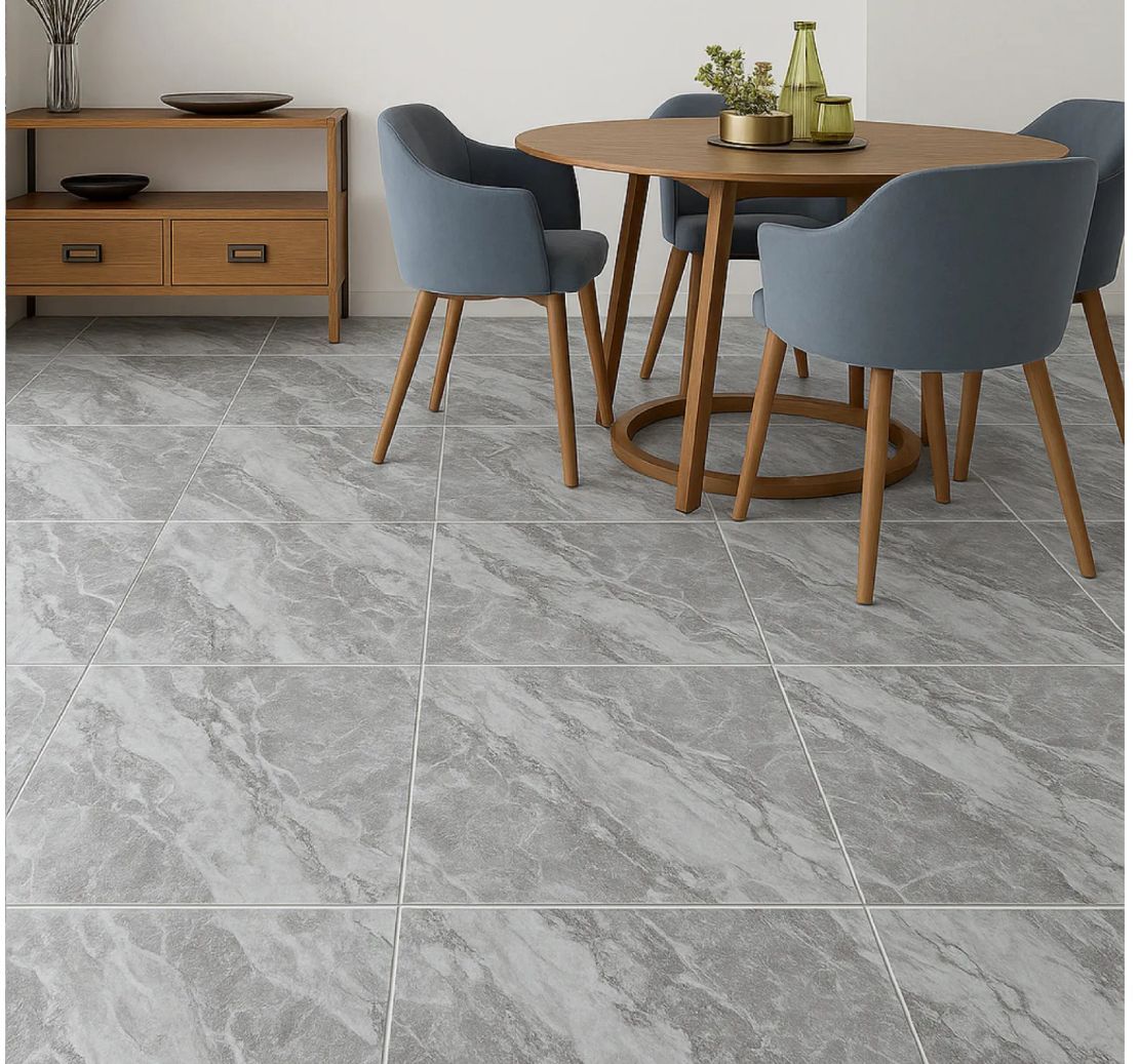 Superficie con dibujos de mármol gris y vetas blancas, probablemente azulejo o encimera.