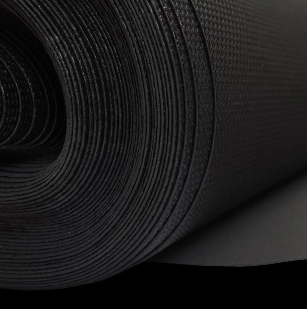 Rollo de tela paisajística de color negro.