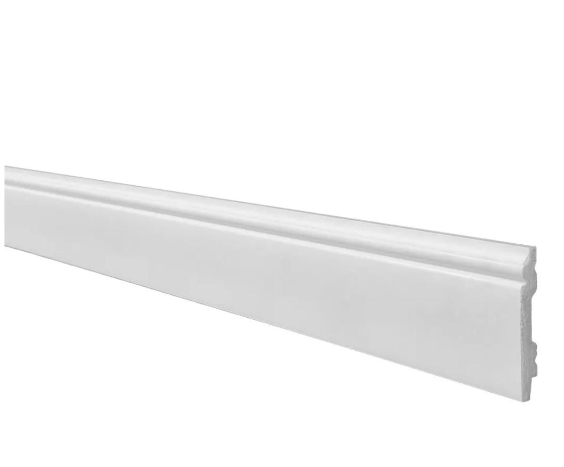 Moldura de zócalo blanca en una esquina, contra paredes grises y piso blanco.