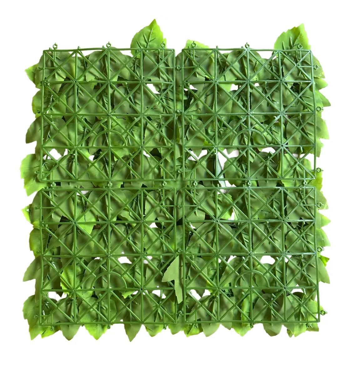 Panel de hojas artificiales de color verde, con respaldo de rejilla de plástico.