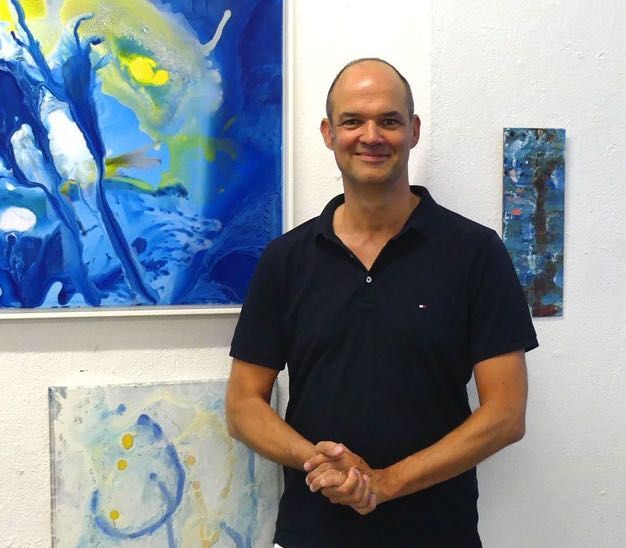 Jens Ochel vor seiner Malerei