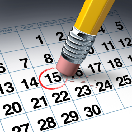 Ein Bleistift radiert die Zahl 15 aus einem Kalender aus