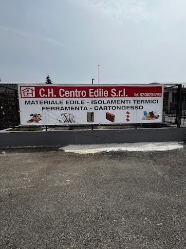 Un grande cartellone pubblicitario è posizionato sul ciglio della strada di fronte a un edificio.