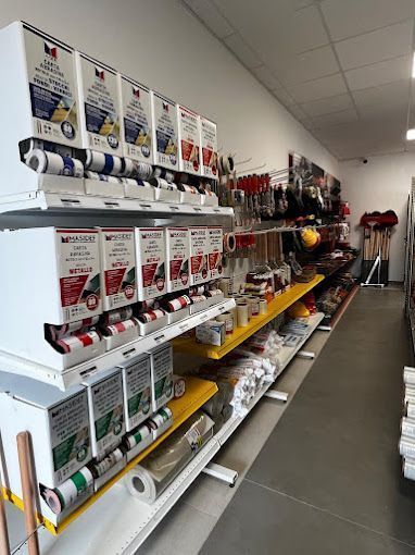 Un negozio pieno di scaffali e scatole di nastro adesivo