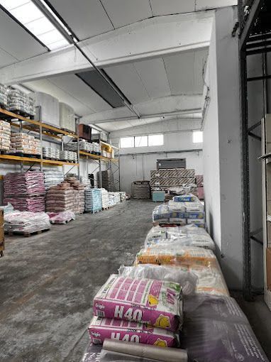 Un grande magazzino pieno di sacchi di cemento.