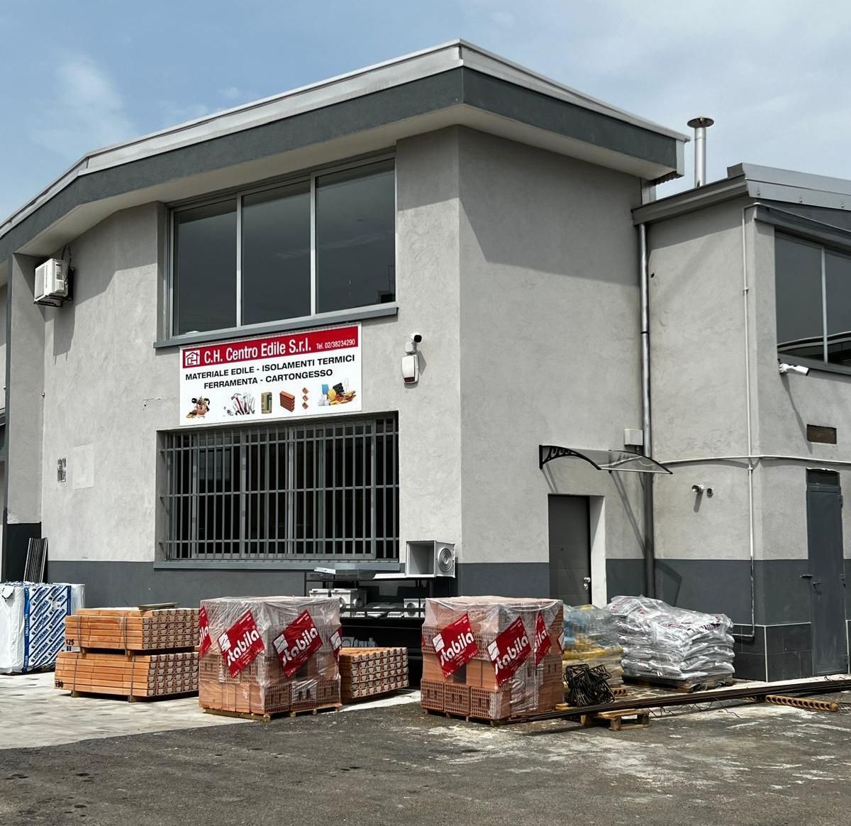 Un edificio con un cartello che dice 