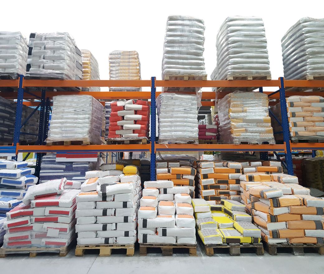 Un magazzino pieno di sacchi e pallet