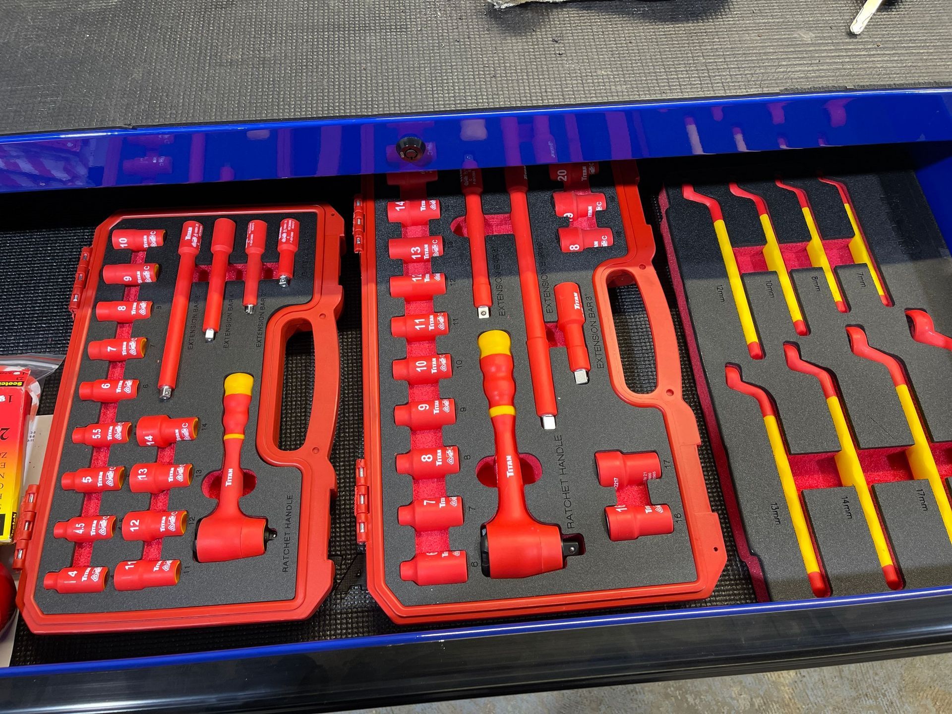A bunch of screwdrivers are lined up in a blue drawer