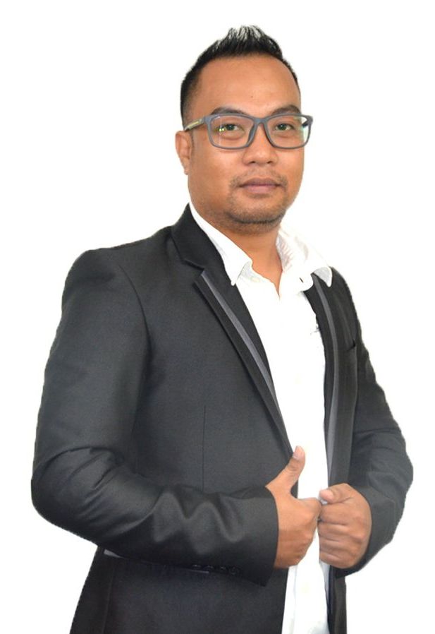 Aldrin Galo Photo - A man in a suit and glasses is giving a thumbs up