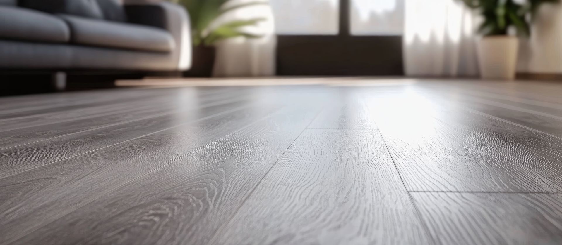 Un salon avec un parquet et un canapé.