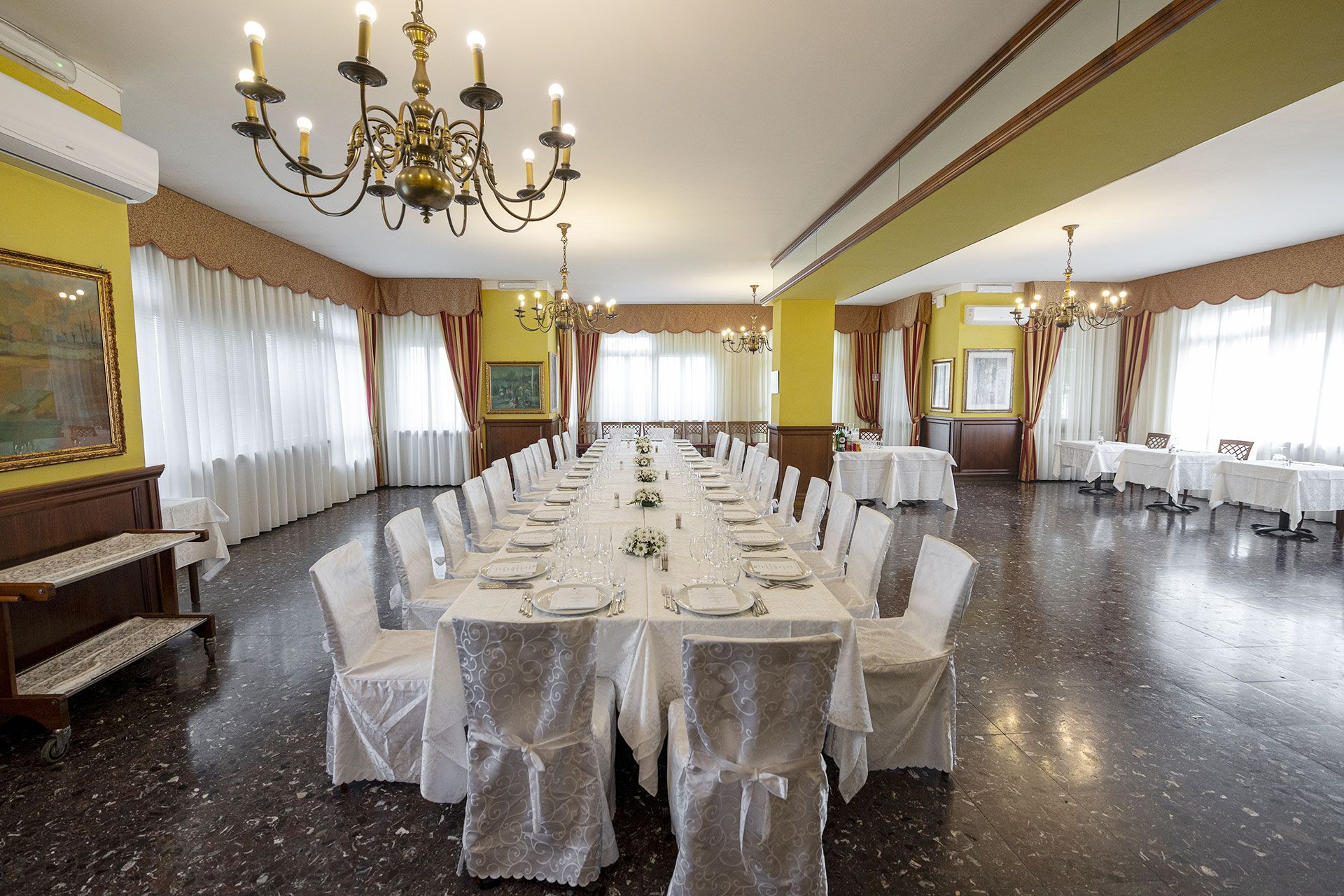 tavolo ristorante allestito per cerimonie