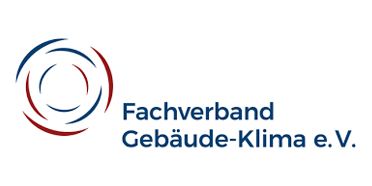 Ein Logo mit einem runden Symbol aus roten und blauen Linien und dem blauen Schriftzug „Fachverband Gebäude-Klima e.V.“ daneben.