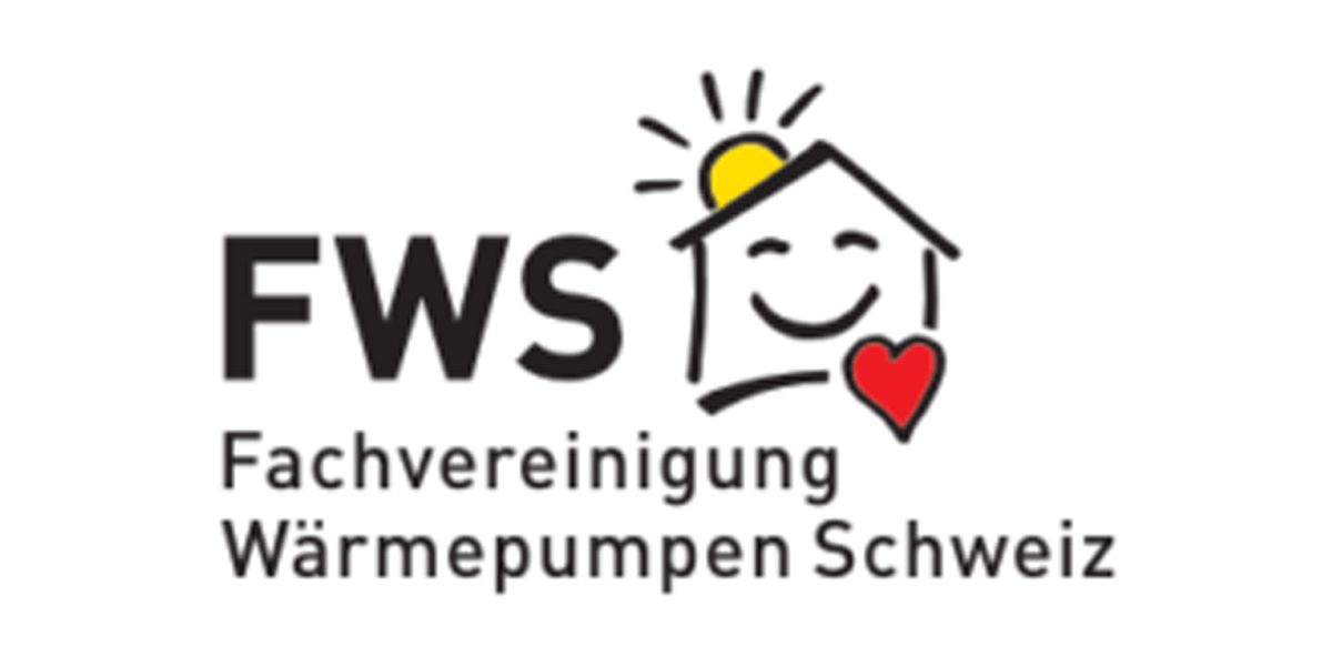 Ein Logo mit schwarzer Schrift „FWS Fachvereinigung Wärmepumpen Schweiz“ und einem Hausmotiv mit gelber Sonne, rotem Herz und einem lächelnden Gesicht.