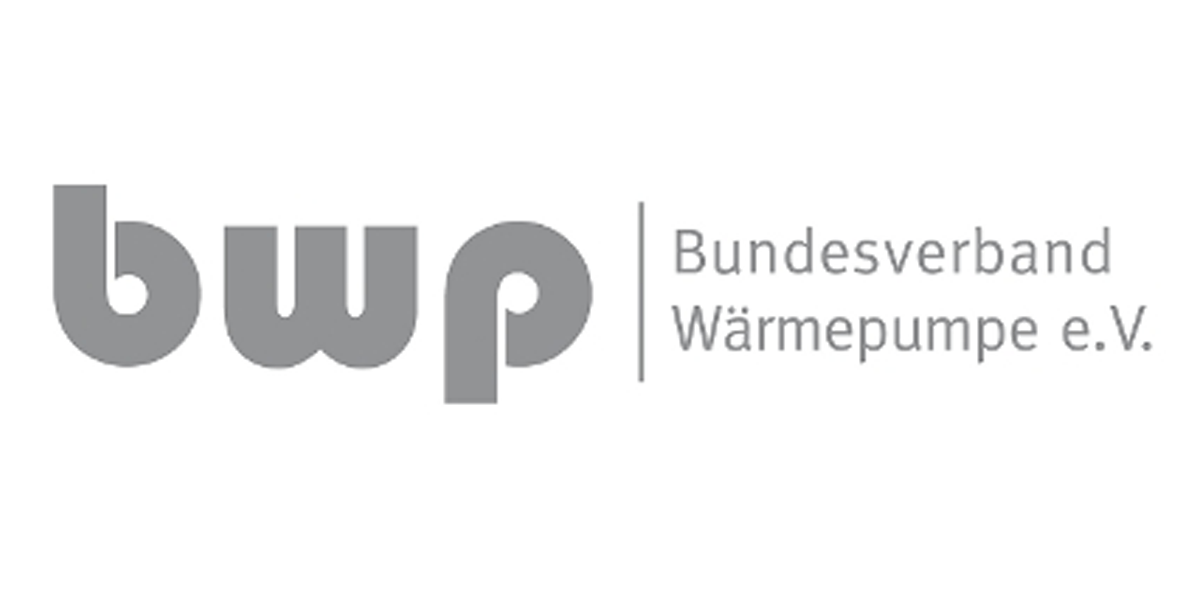 Ein schlichtes graues Logo mit den Buchstaben „bwp“ links und dem Text „Bundesverband Wärmepumpe e.V.“ rechts daneben.