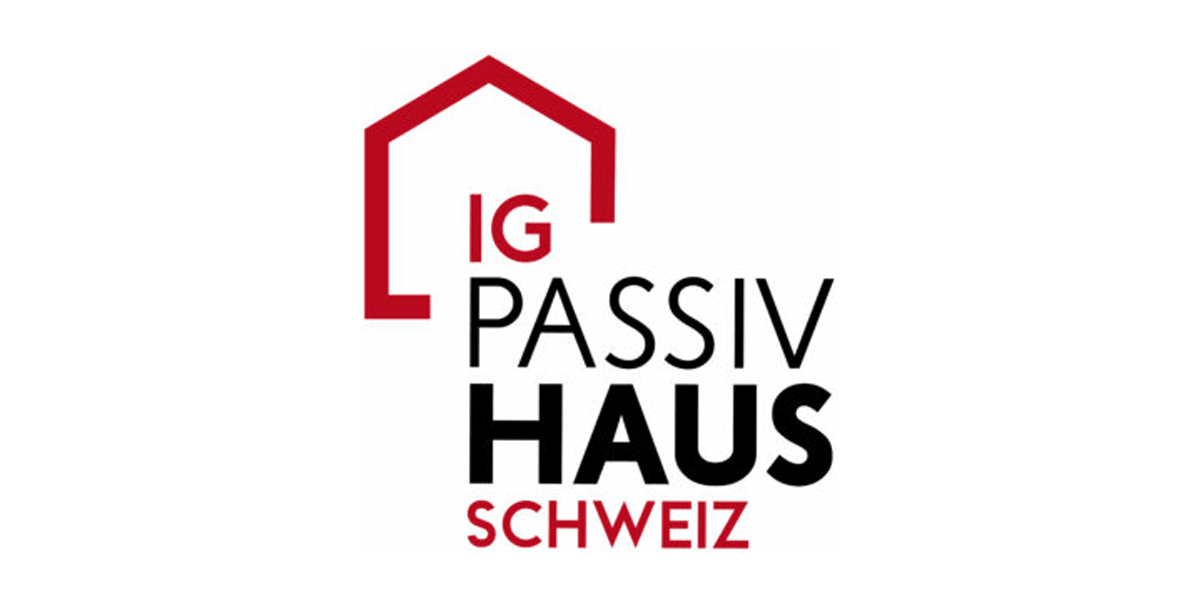 Ein Logo mit schwarzer und roter Schrift „IG PASSIVHAUS SCHWEIZ“ und einem roten, stilisierten Hausdach darüber.