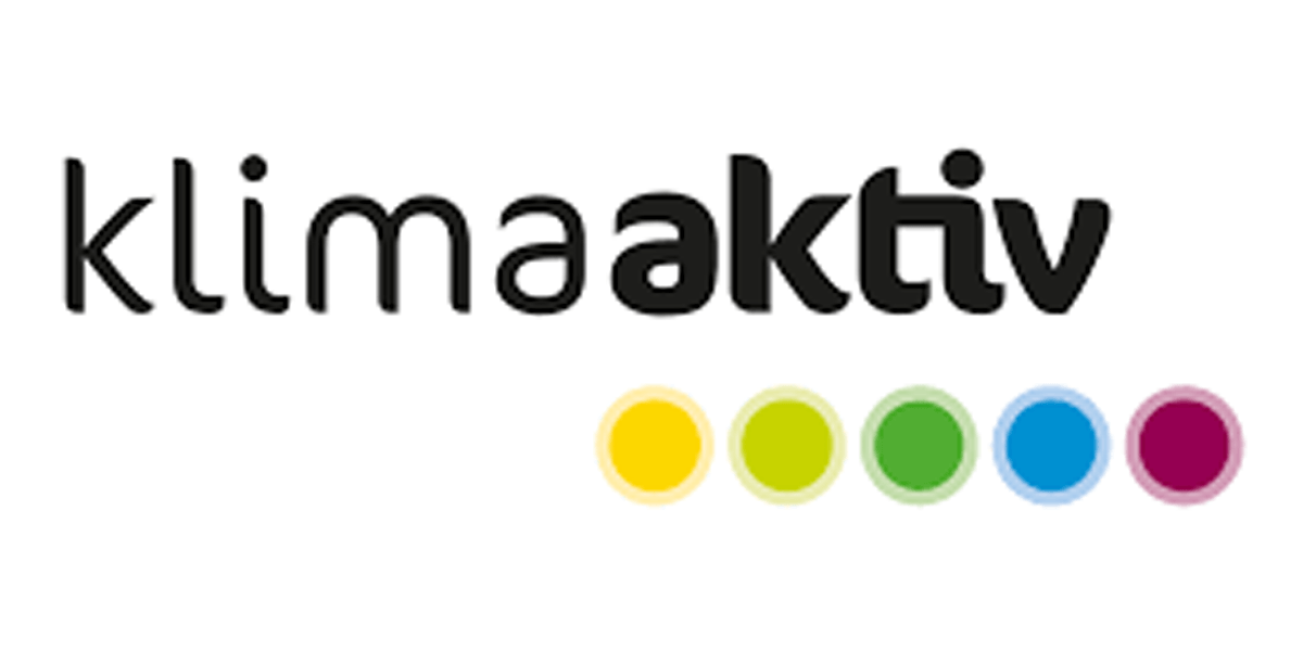 Ein Logo mit schwarzer Schrift „klimaaktiv“ und fünf farbigen Kreisen in Gelb, Grün, Hellgrün, Blau und Magenta darunter.
