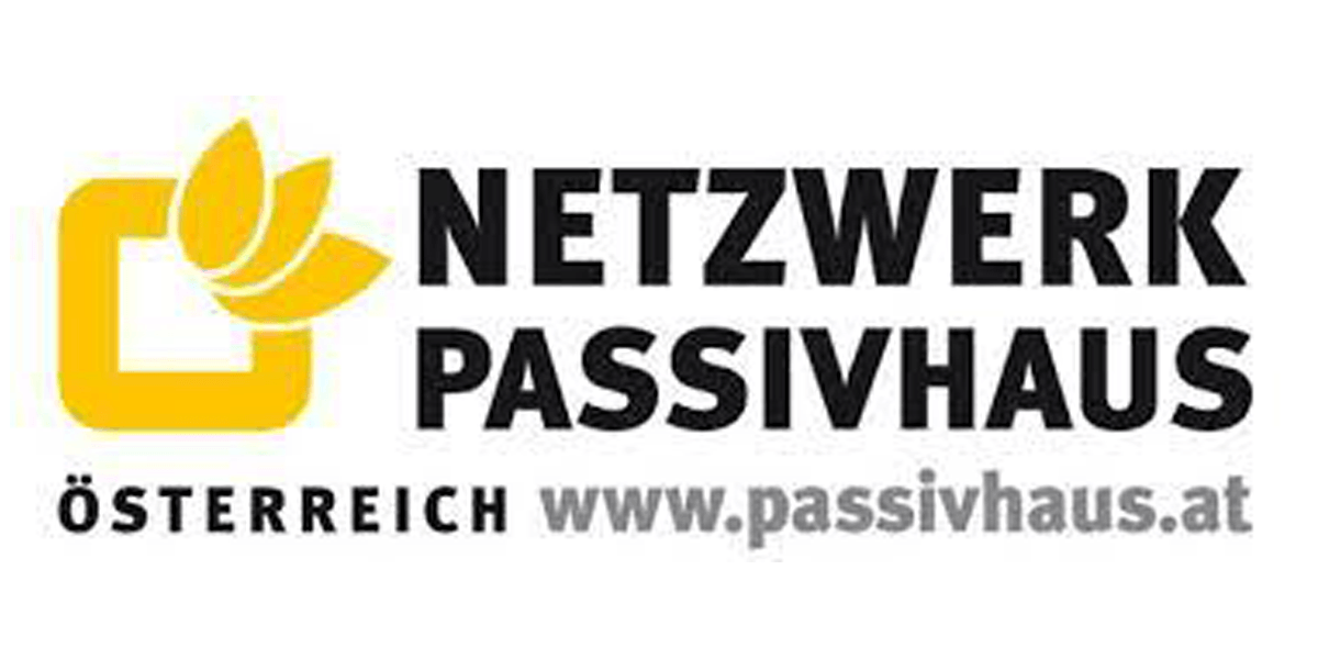 Ein Logo mit gelbem Quadrat und stilisiertem Blattmotiv, daneben die schwarze Schrift „NETZWERK PASSIVHAUS ÖSTERREICH“ und eine graue Webadresse.