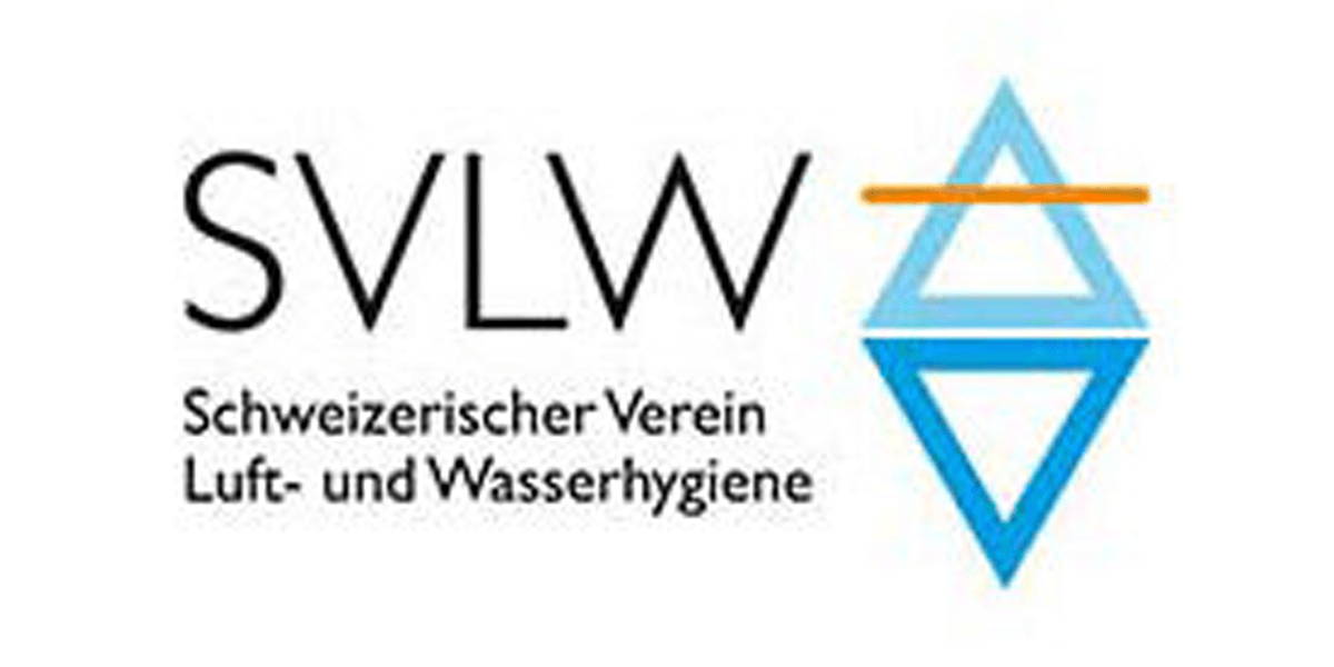 Ein Logo mit schwarzer Schrift „SVLW Schweizerischer Verein Luft- und Wasserhygiene“ und einem blauen geometrischen Symbol aus Dreiecken mit einem orangefarbenen Querbalken.