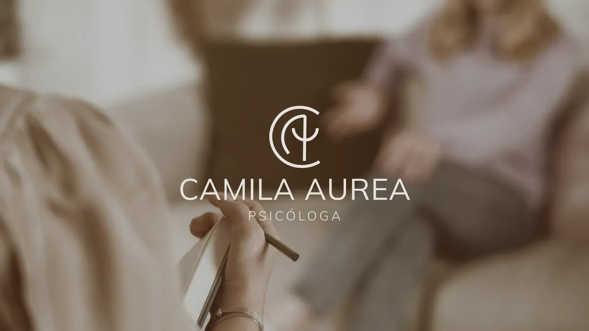 Logotipo para Camila Aurea, psicóloga, sobre um fundo desfocado de uma sessão de terapia.