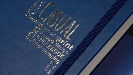 Un quaderno blu con sopra la parola casual
