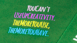 Un pezzo di carta verde che dice "non puoi esaurire la creatività più la usi più hai"