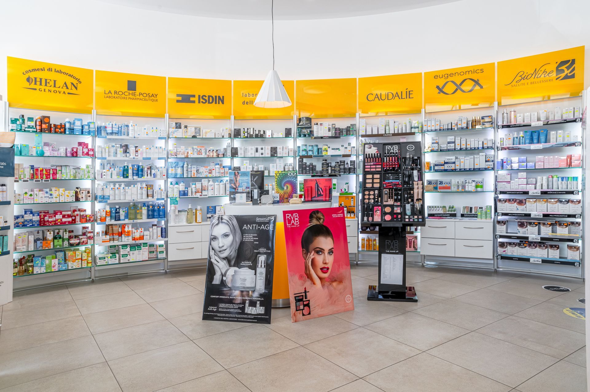 farmacista donna illustra un farmaco a un cliente