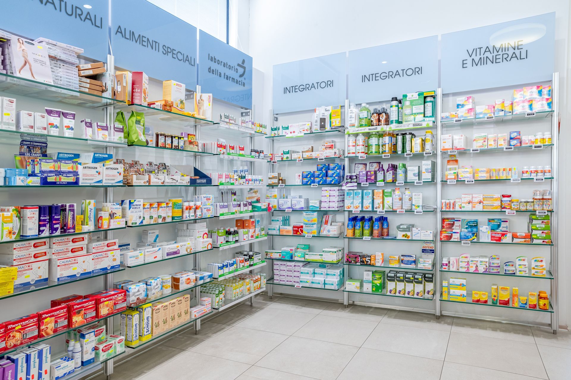 cliente cerca un farmaco in una farmacia