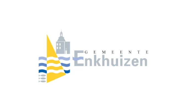 Een logo voor enkhuizen met een zeilboot en een gebouw