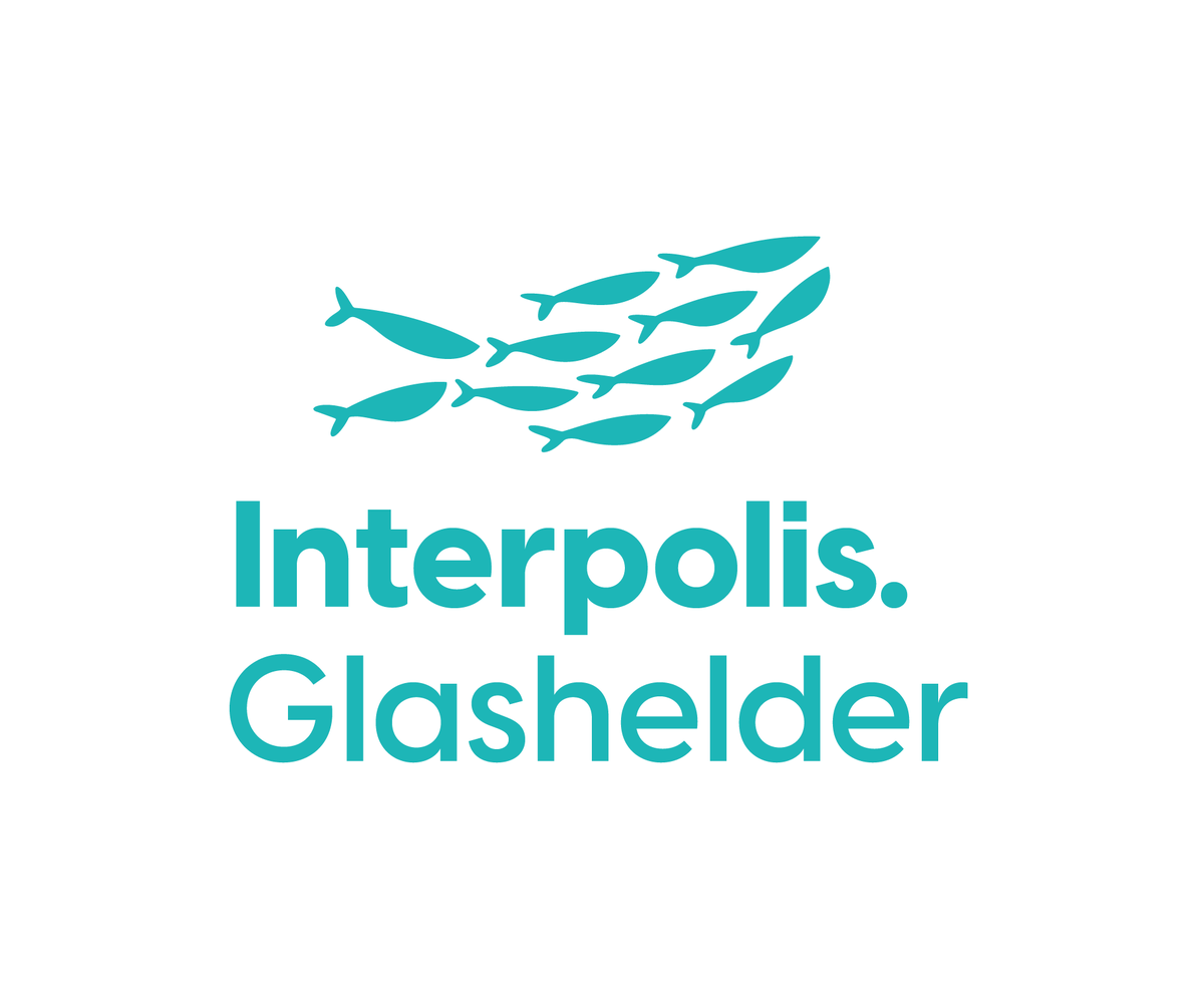 Het logo van Interpolis Glashelder toont een groep vissen die in het water zwemmen.