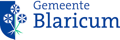 Een blauw en wit logo voor een stad genaamd Blaricum