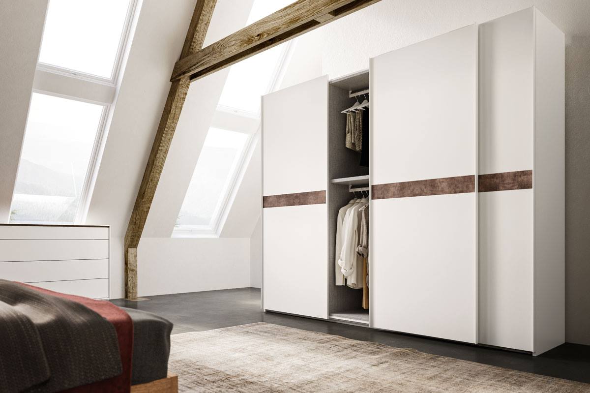 armadio bianco ad ante scorrevoli
