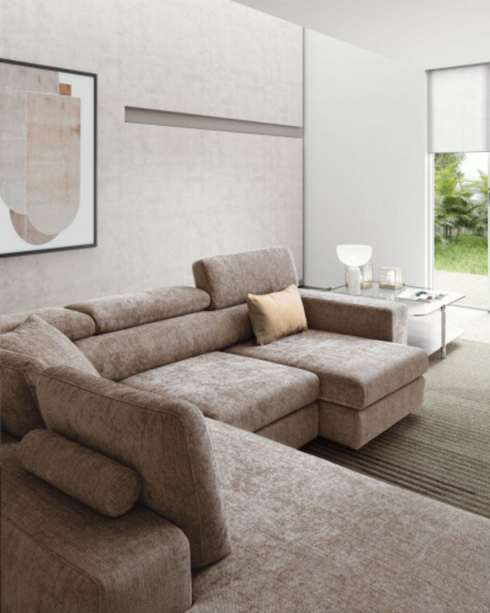 divano beige con chaise longue