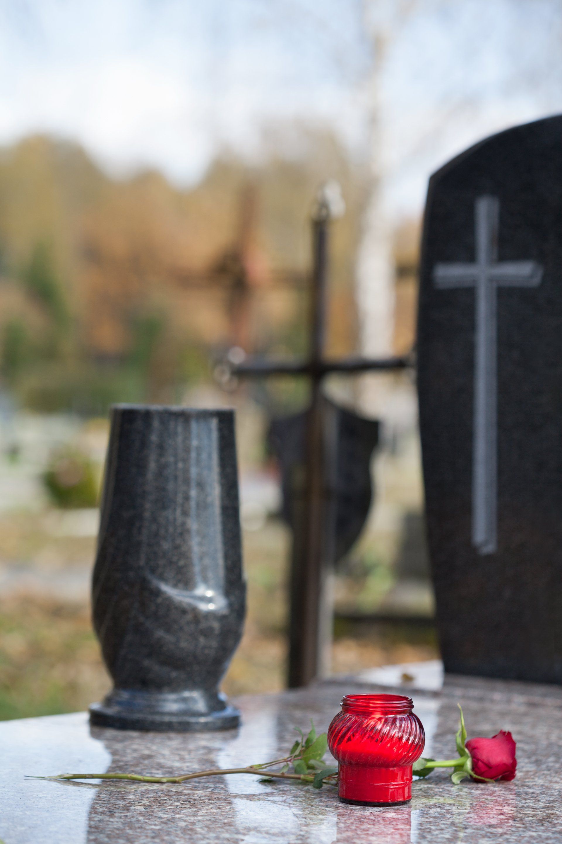 lapide in pietra naturale e oggetti funebri