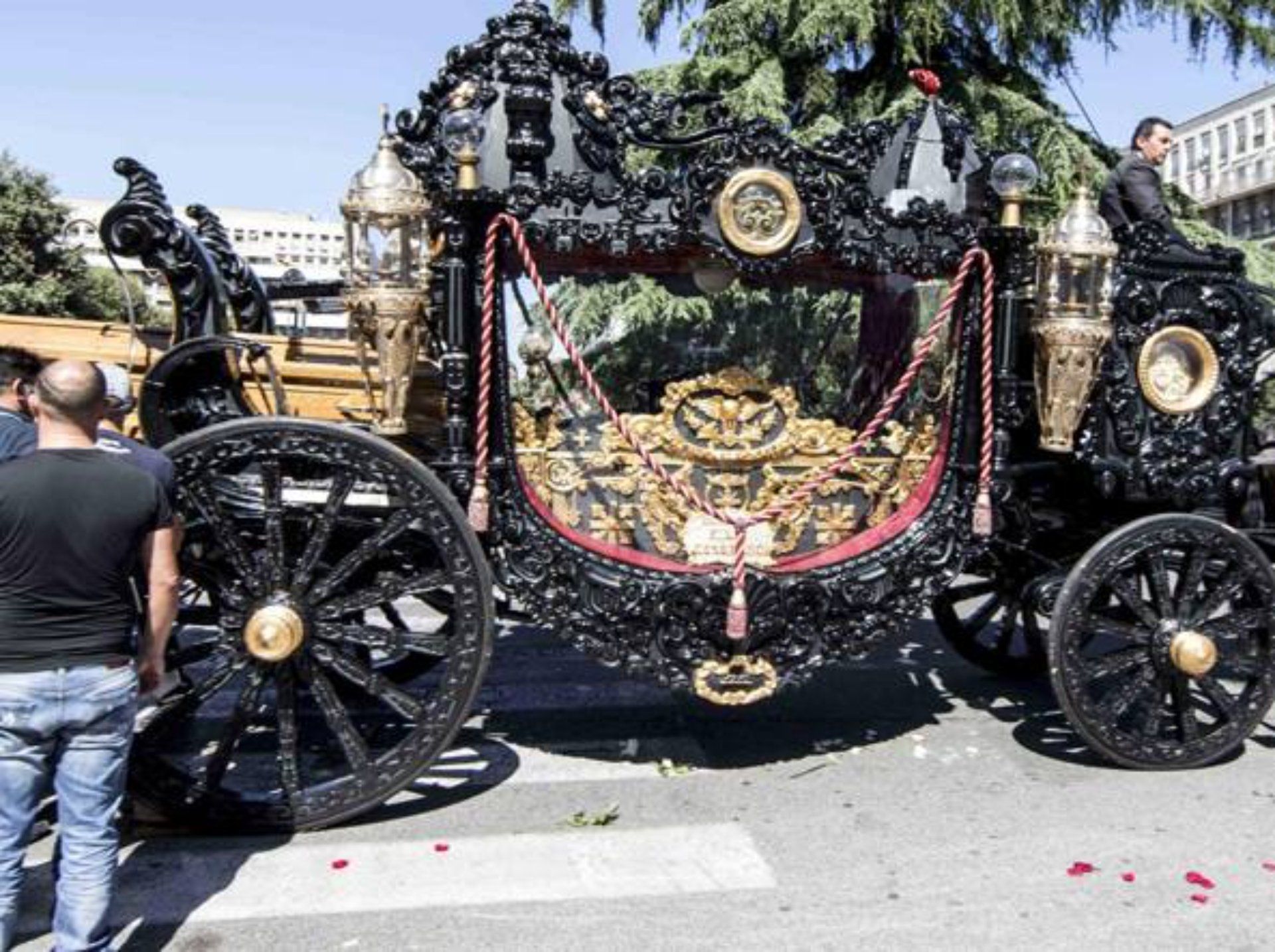 carrozza nera e dorata in stile antico