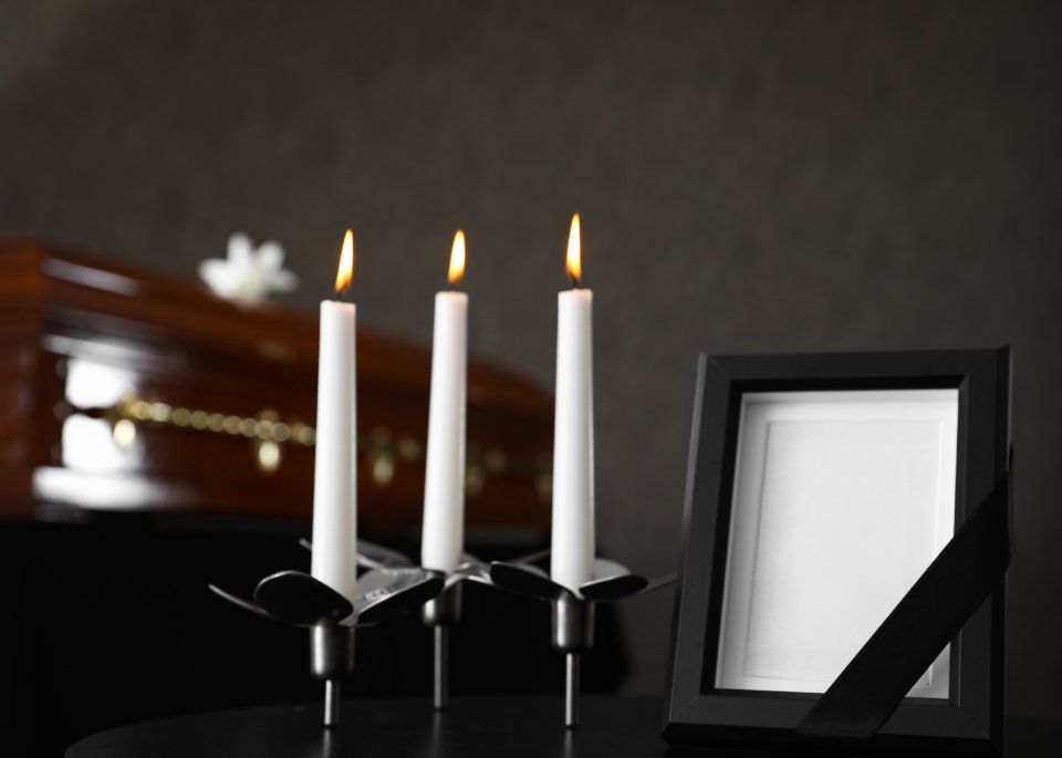 candele e cornice per cerimonia funebre