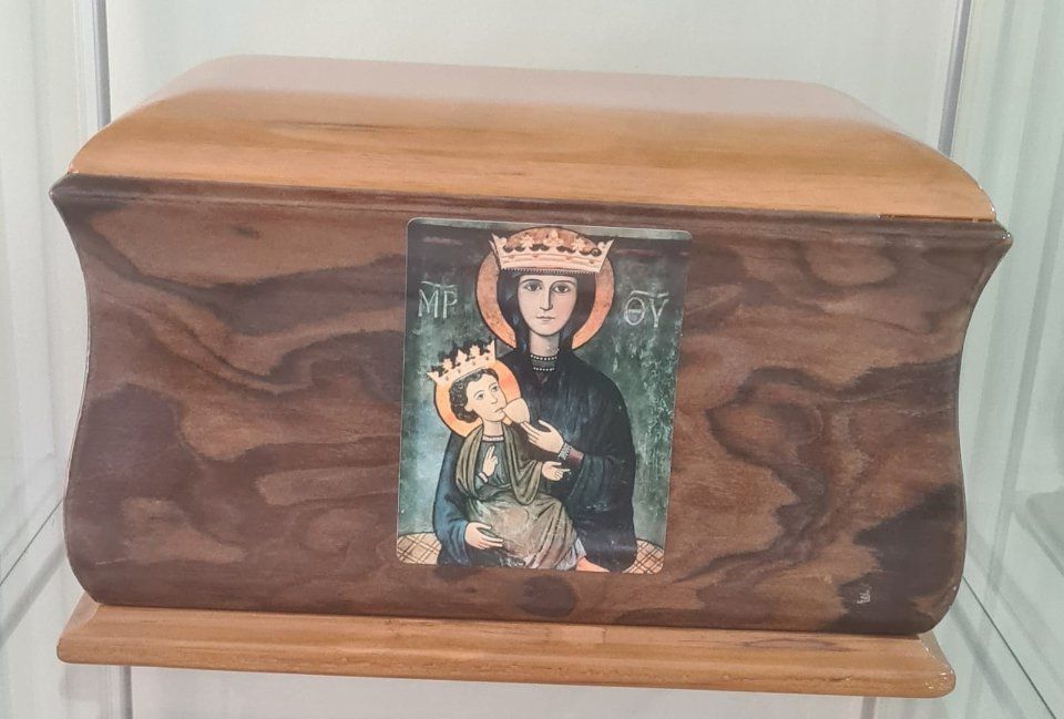 urna cineraria in legno con immagine religiosa