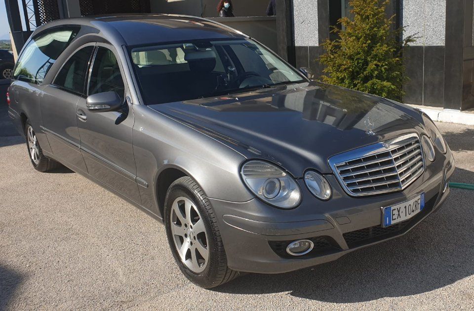 muso di un carro funebre grigio