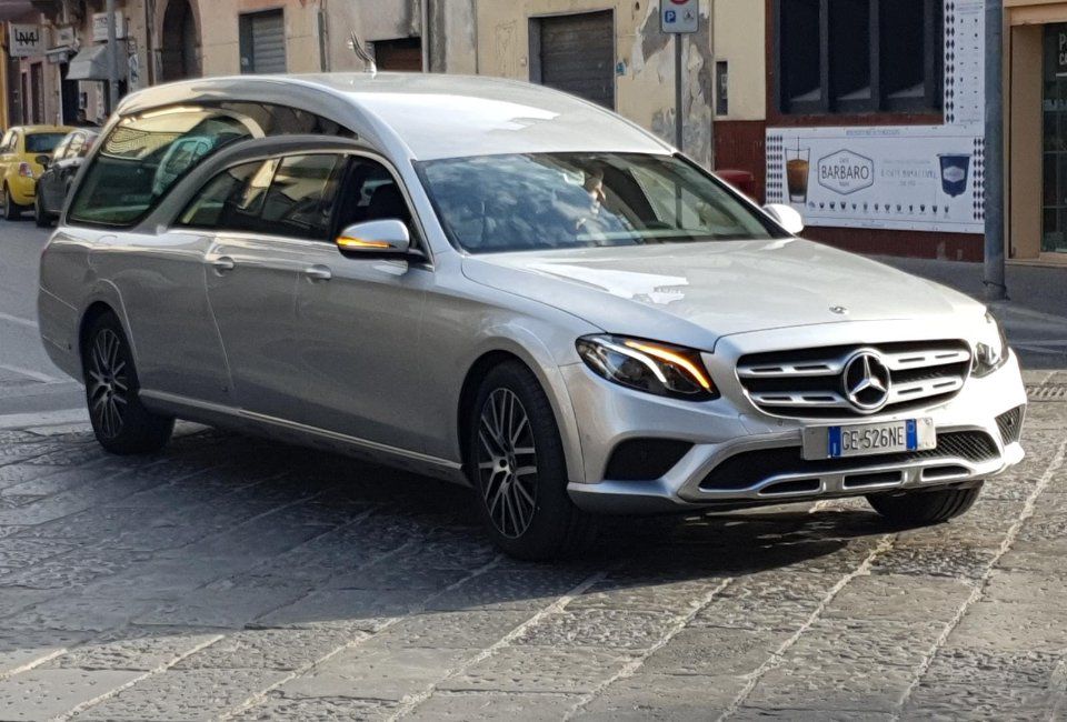 muso di un'auto funebre grigia