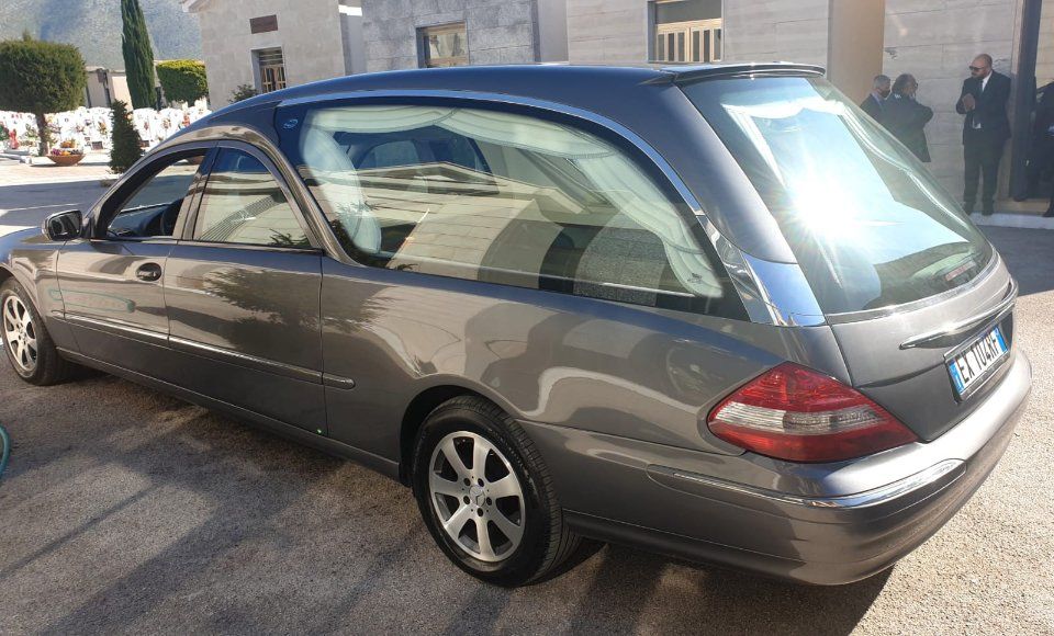 fiancata di un'auto funebre grigia