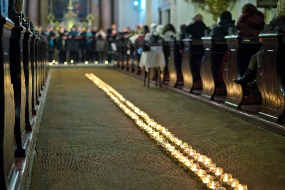 percorso di candele in chiesa per funerale