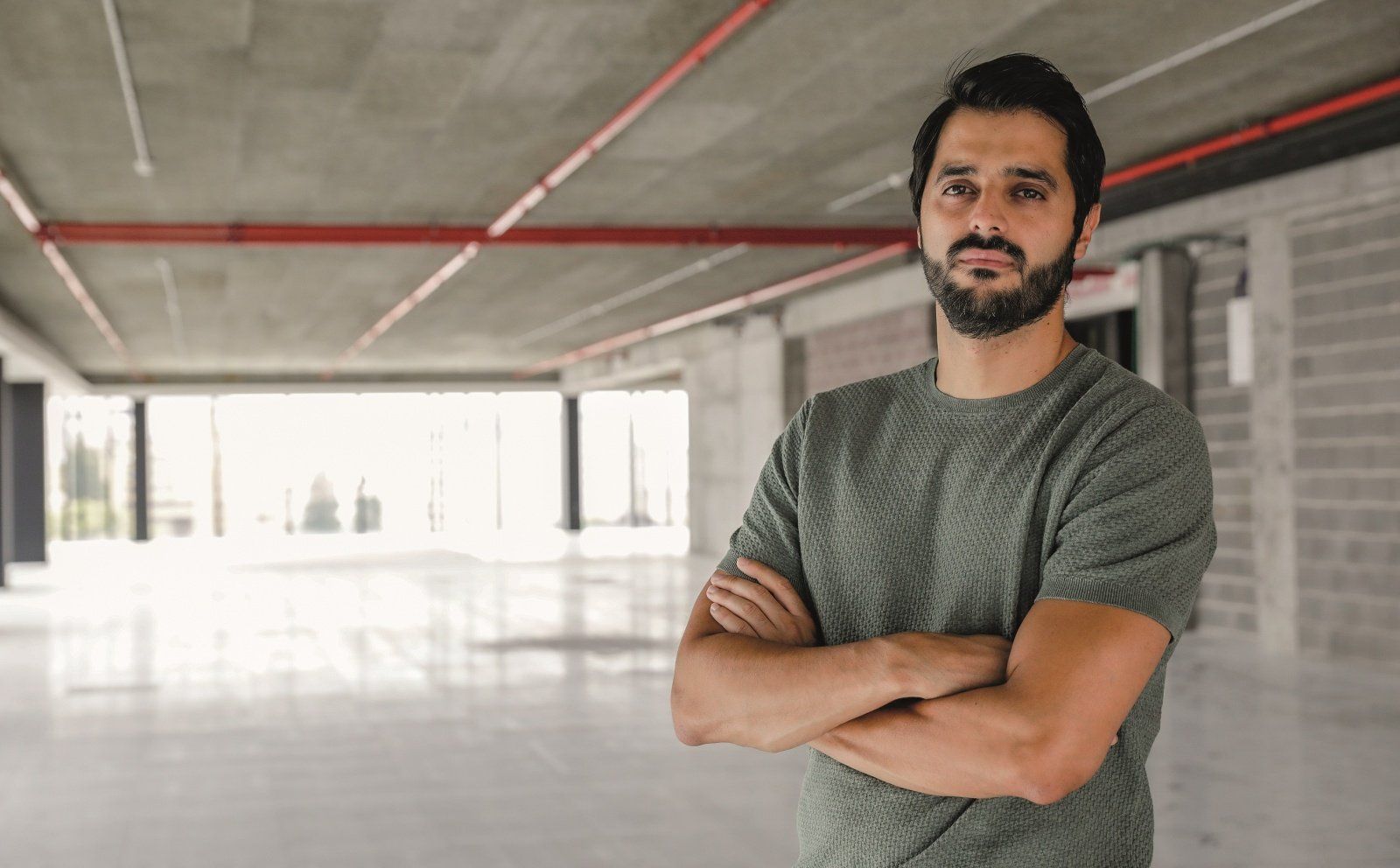 Virgílio Bento, fundador da SWORD Health, posa para a objetiva num edifício industrial vazio