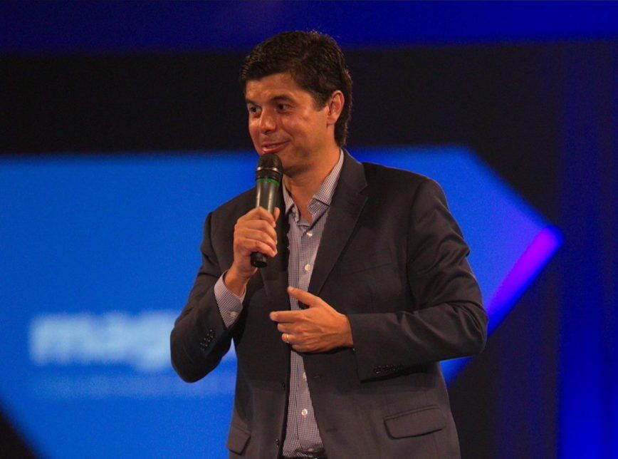 Frederico Trajano, CEO do Magalu, a falar ao microfone durante uma apresentação