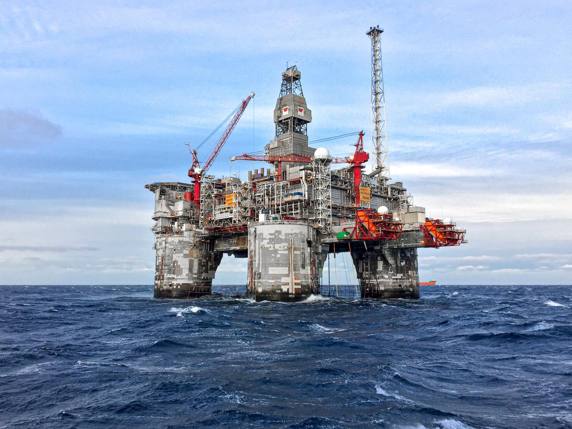 Plataforma petrolífera no oceano com guindastes e maquinaria pesada