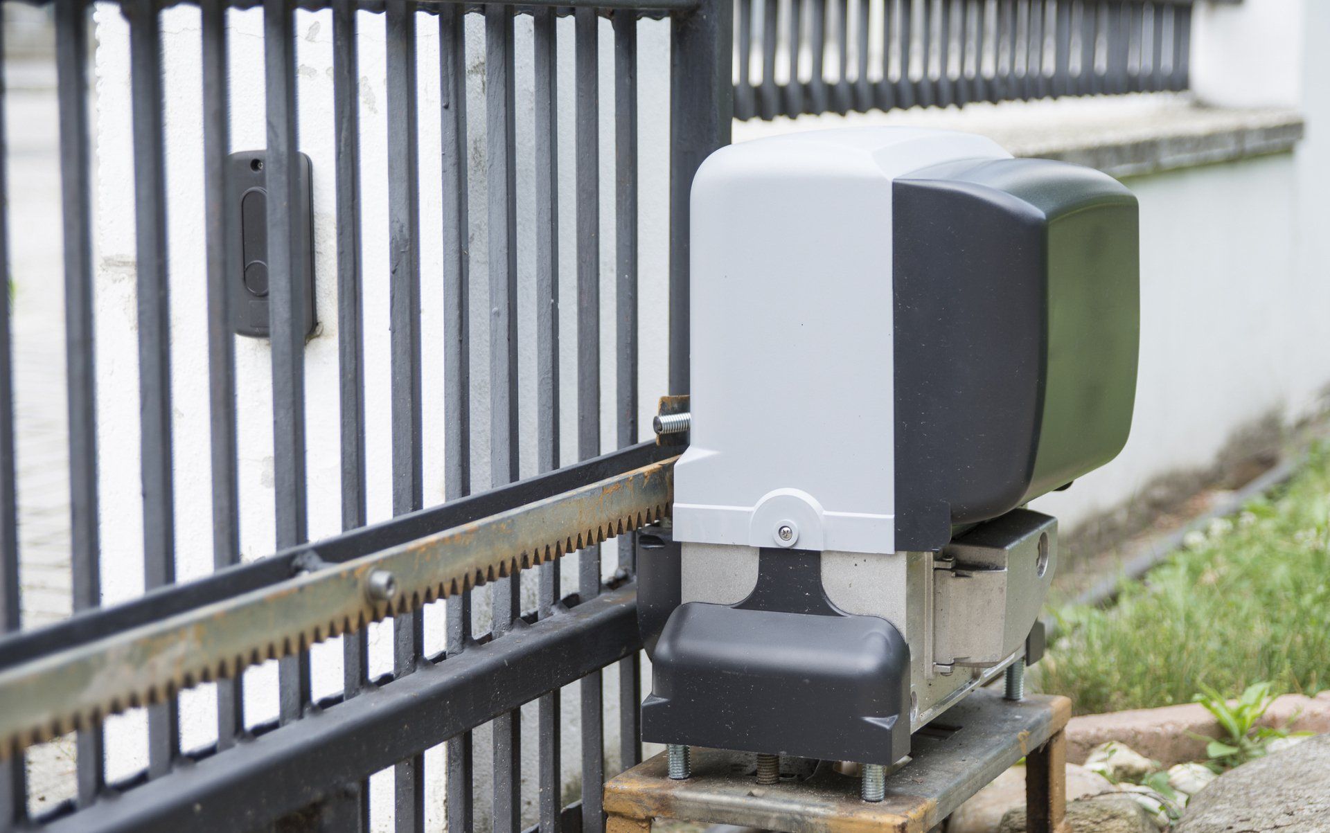 Engine Gate Opener — Numurkah, VIC — L & J Webb’s Fencing