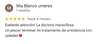 Captura de pantalla de una reseña española de 5 estrellas que elogia la excelente atención y el tratamiento de ortodoncia.