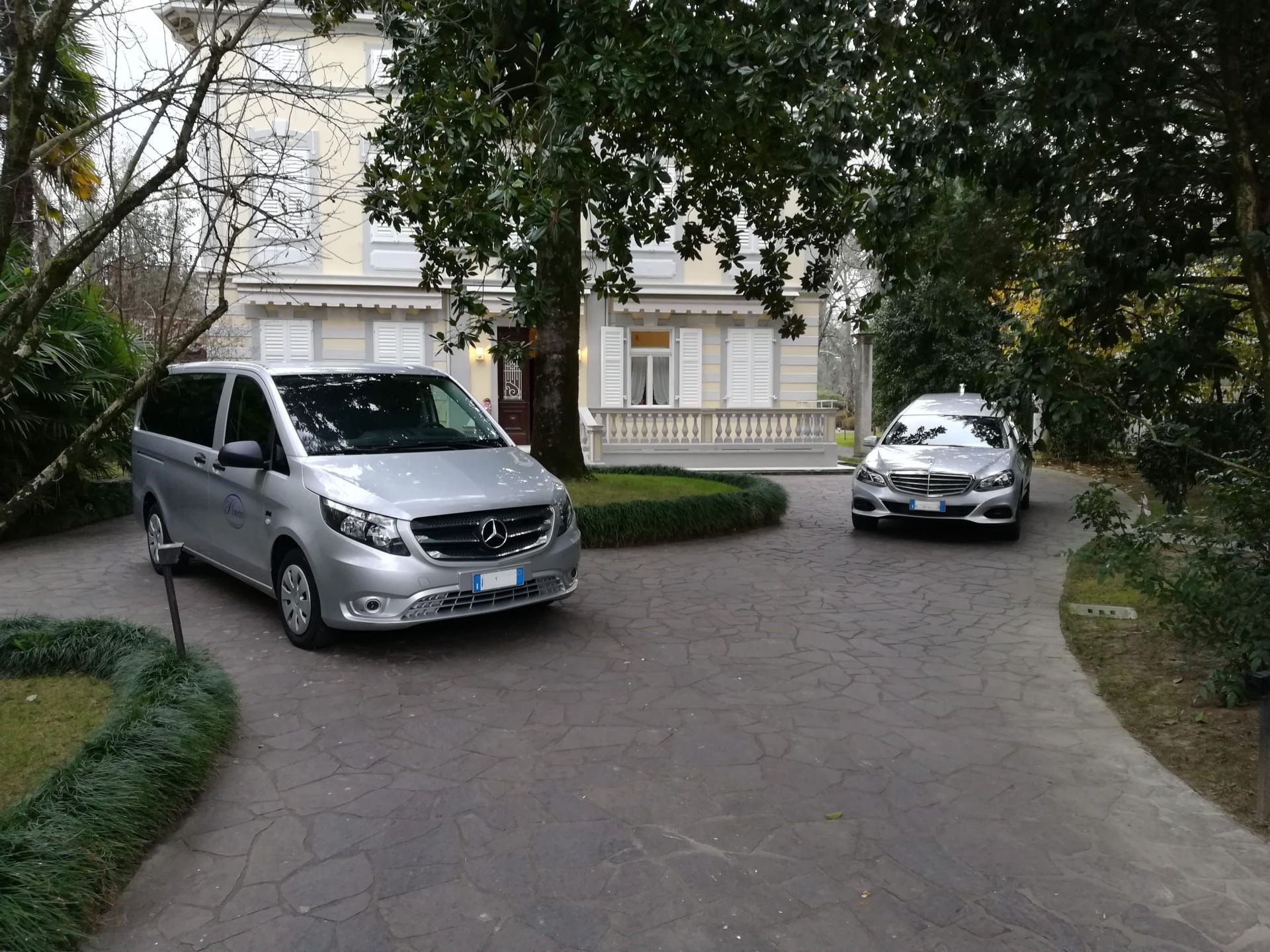 autofunebri in servizio